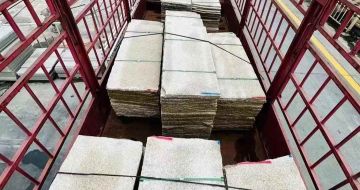 丽江 黄金麻花岗岩荔枝面，光面毛板装车完成