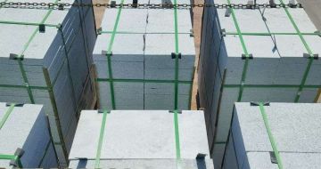 丽江 芝麻白花岗岩5公分地铺石 花岗岩厂家工厂装车日常