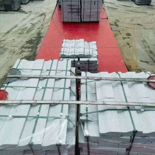 丽江 芝麻白仿形加直形路沿石出货日常