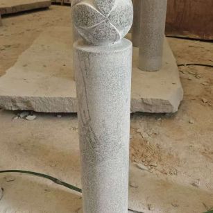 丽江 芝麻白花岗岩石材挡车石柱、停车柱、圆柱挡车柱、方柱挡车柱等