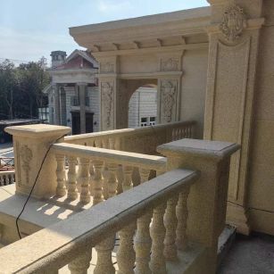 丽江 黄金麻别墅外墙干挂雕花配合阳台栏杆花瓶柱