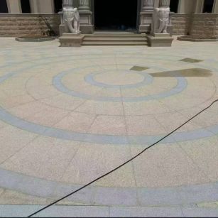 丽江 黄金麻芝麻灰花岗岩石材地铺拼接效果