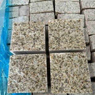 丽江 黄金麻花岗岩自然面小方块，弹石，马蹄石等