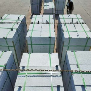 丽江 芝麻白花岗岩5公分地铺石 花岗岩厂家工厂装车日常