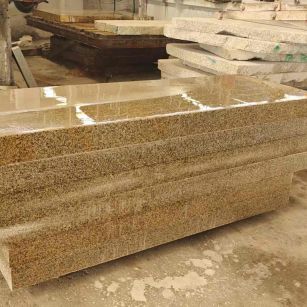 丽江 黄金麻栏杆料半成品加工中