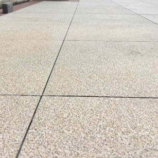 丽江 黄金麻花岗岩石板材荔枝面地面铺装效果