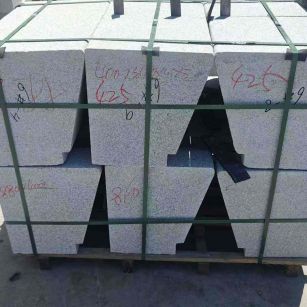 丽江 芝麻白异形坐凳，石凳