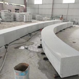 丽江芝麻白花岗岩石板材 园林光面弧形坐凳