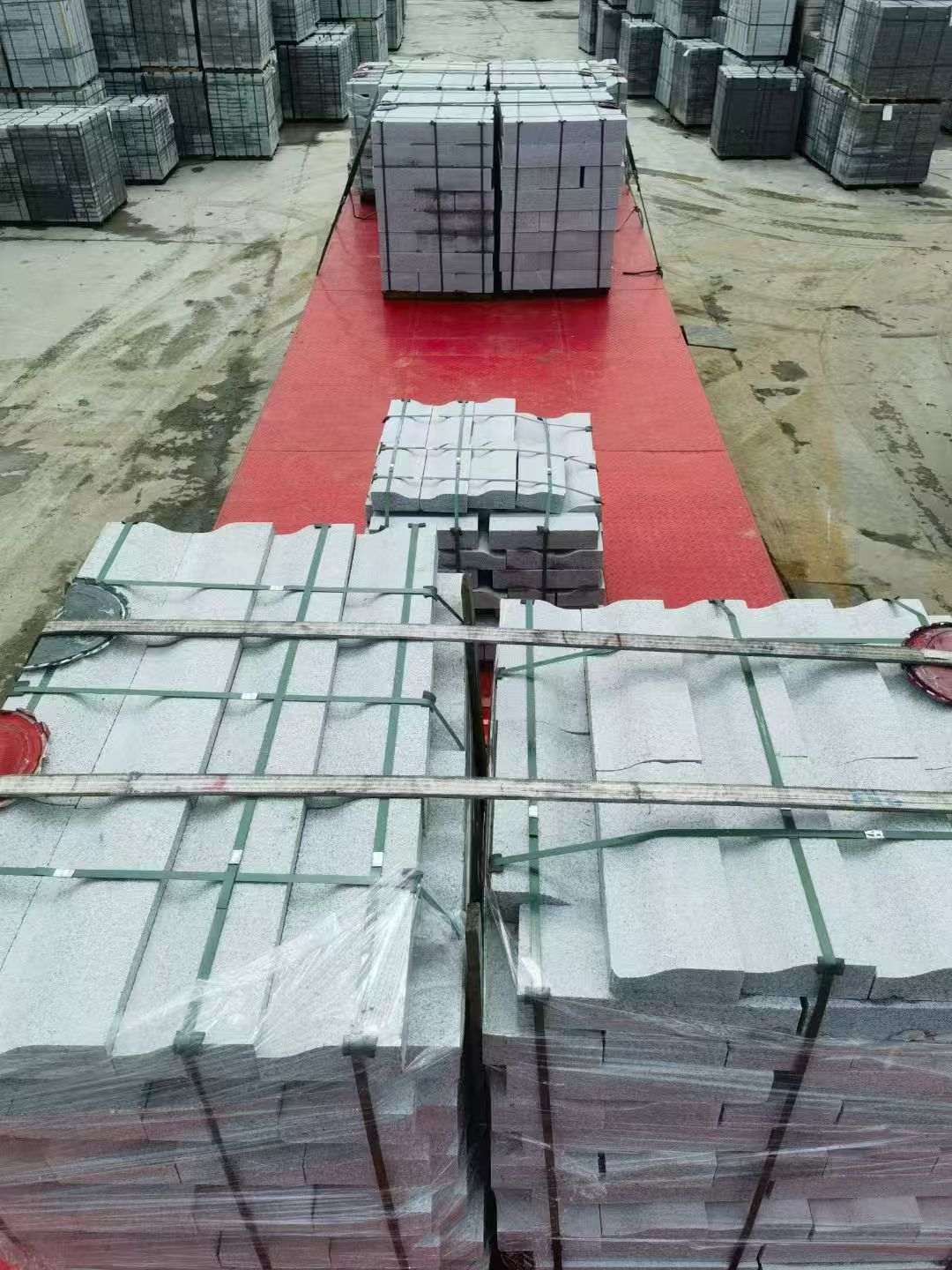 丽江 芝麻白仿形加直形路沿石出货日常