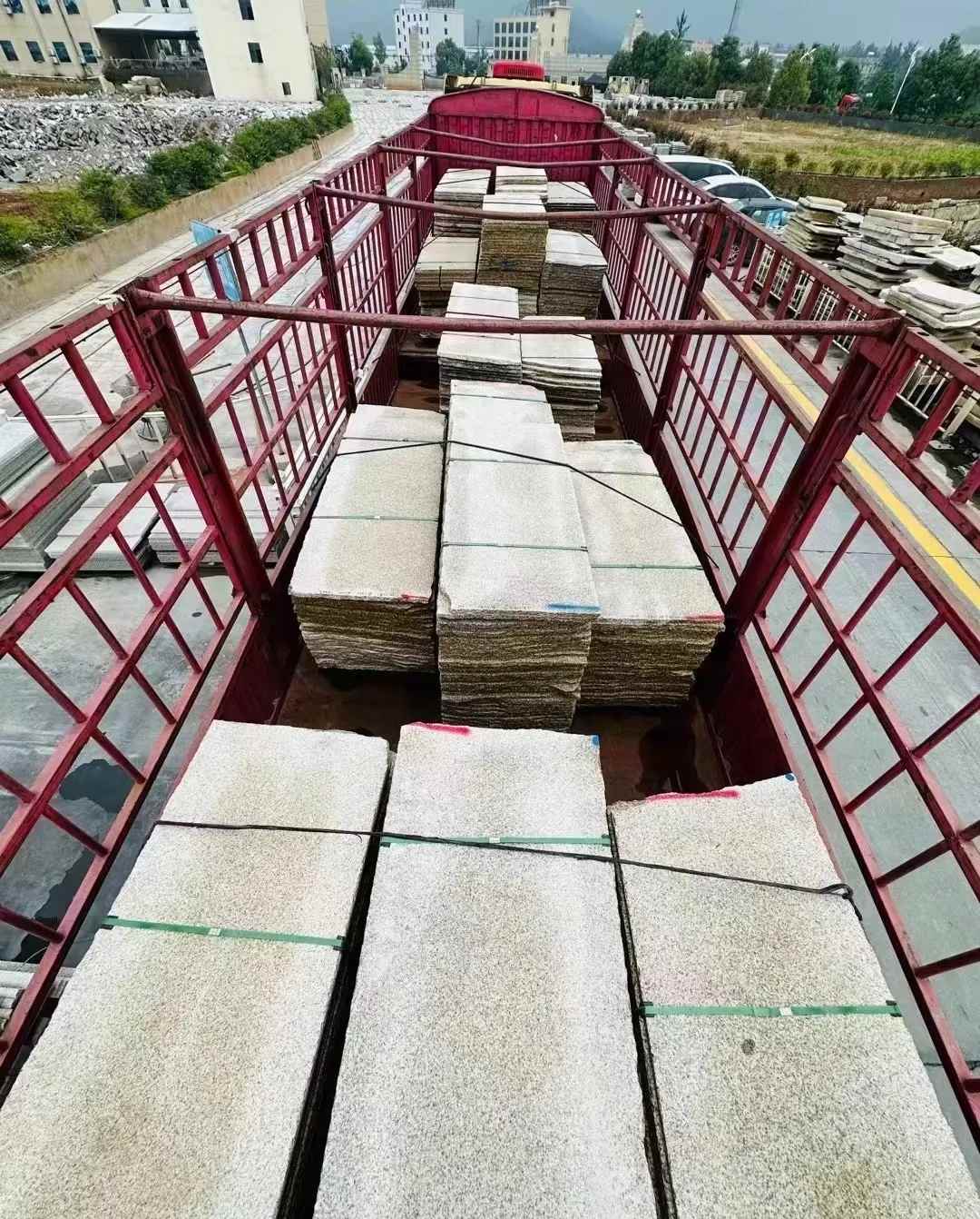 丽江 黄金麻花岗岩荔枝面，光面毛板装车完成