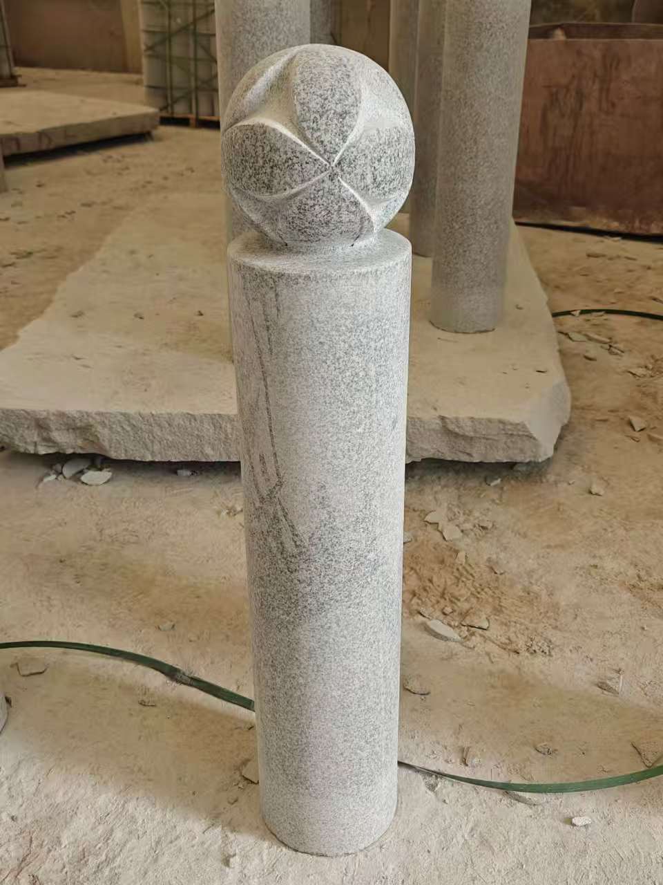 丽江 芝麻白花岗岩石材挡车石柱、停车柱、圆柱挡车柱、方柱挡车柱等