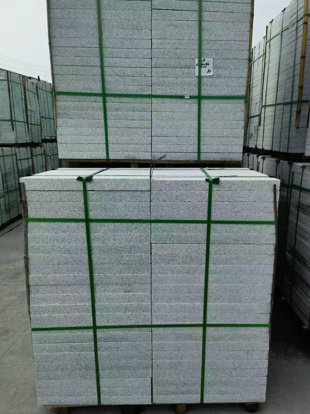 丽江 芝麻白火烧，园林广场市政工程地铺石，1.8~5.0厚均有现货