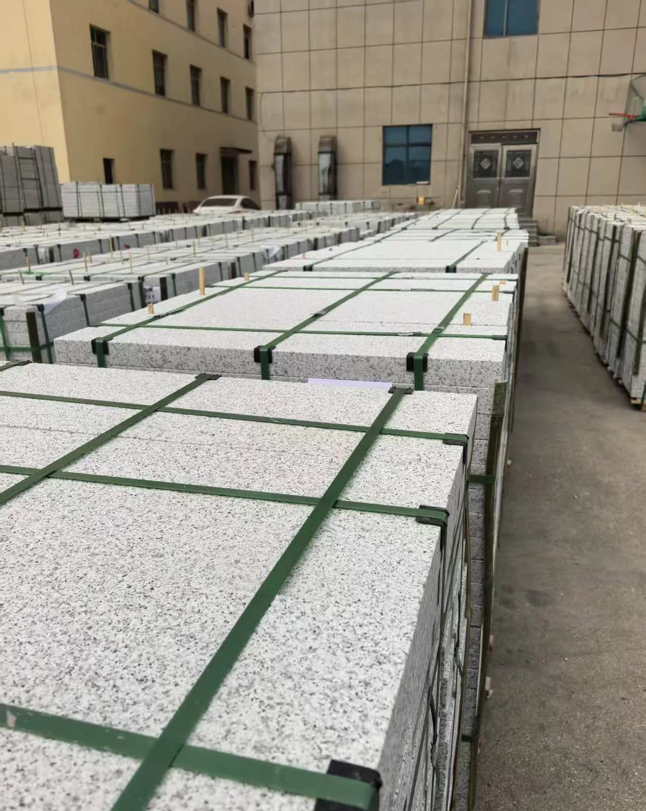 丽江 白麻花岗岩5.0公分荔枝面地铺石