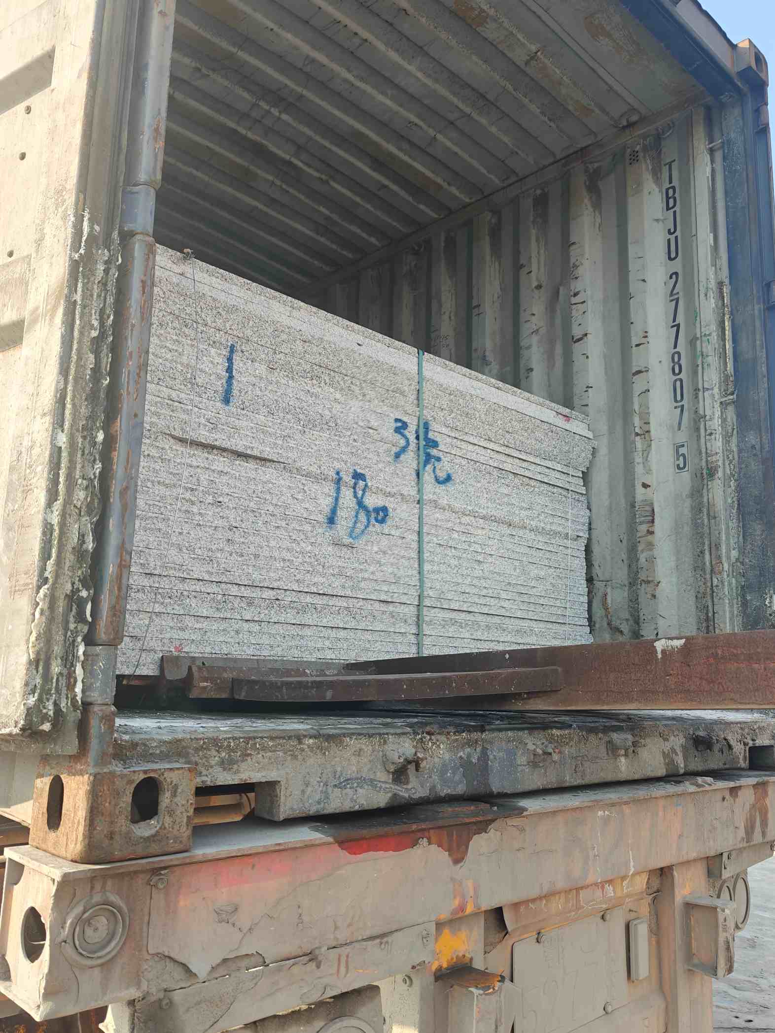 丽江 芝麻白花岗岩石材3.0公分光面毛板装柜出货