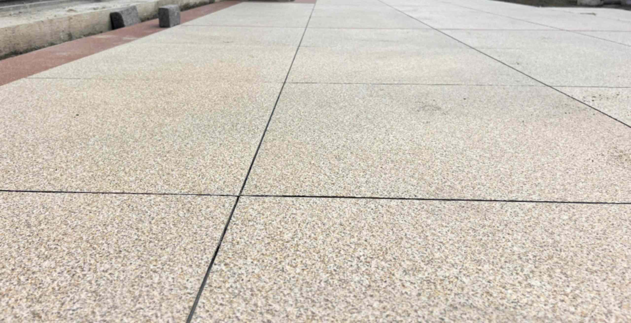 丽江 黄金麻花岗岩石板材荔枝面地面铺装效果