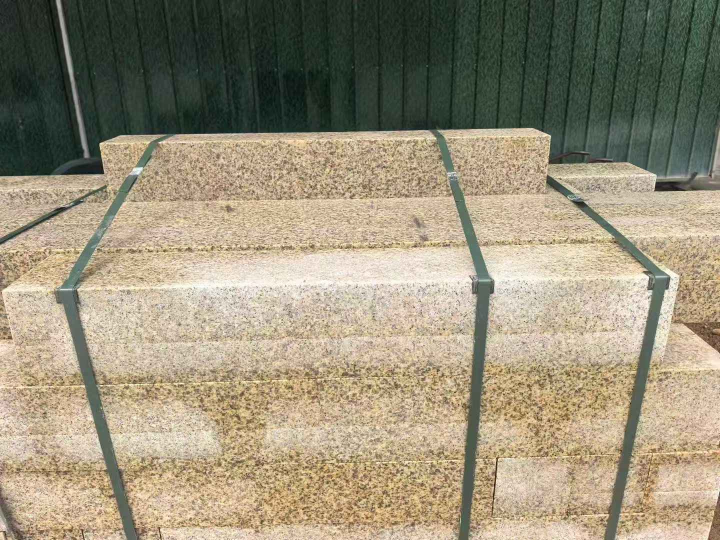 丽江 黄金麻花岗岩石材机切面栏杆料半成品