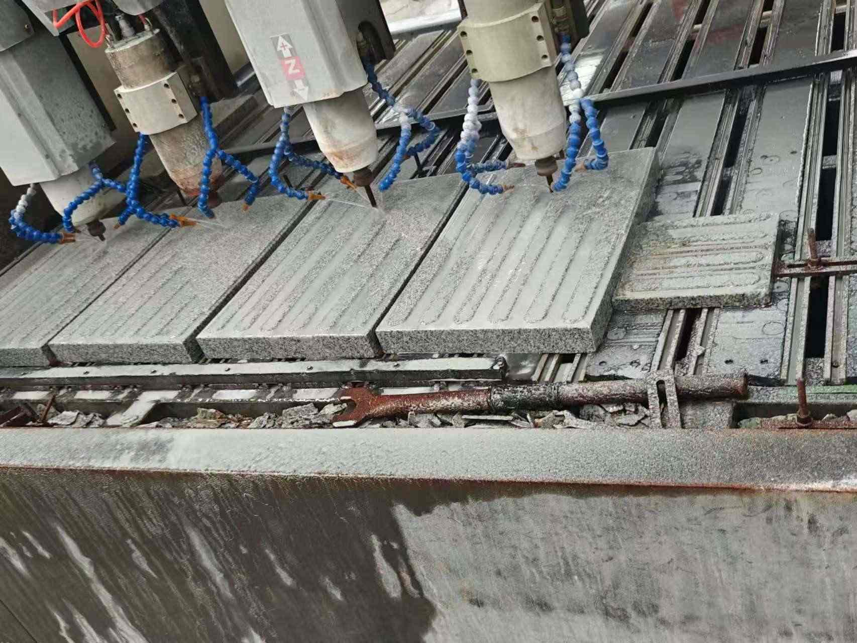 丽江 芝麻白花岗岩荔枝面盲道雕刻