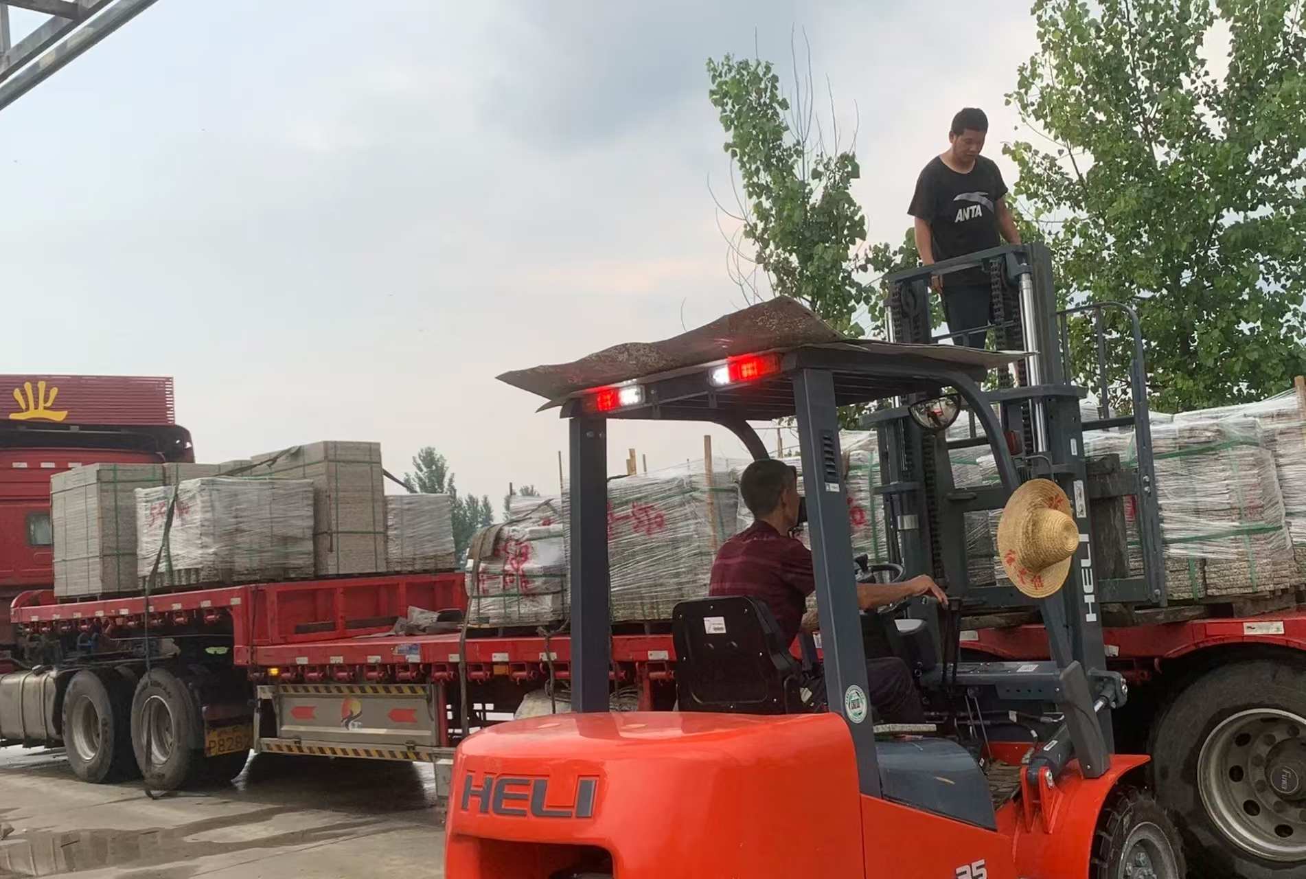 丽江 黄金麻冰裂纹，地铺石装车