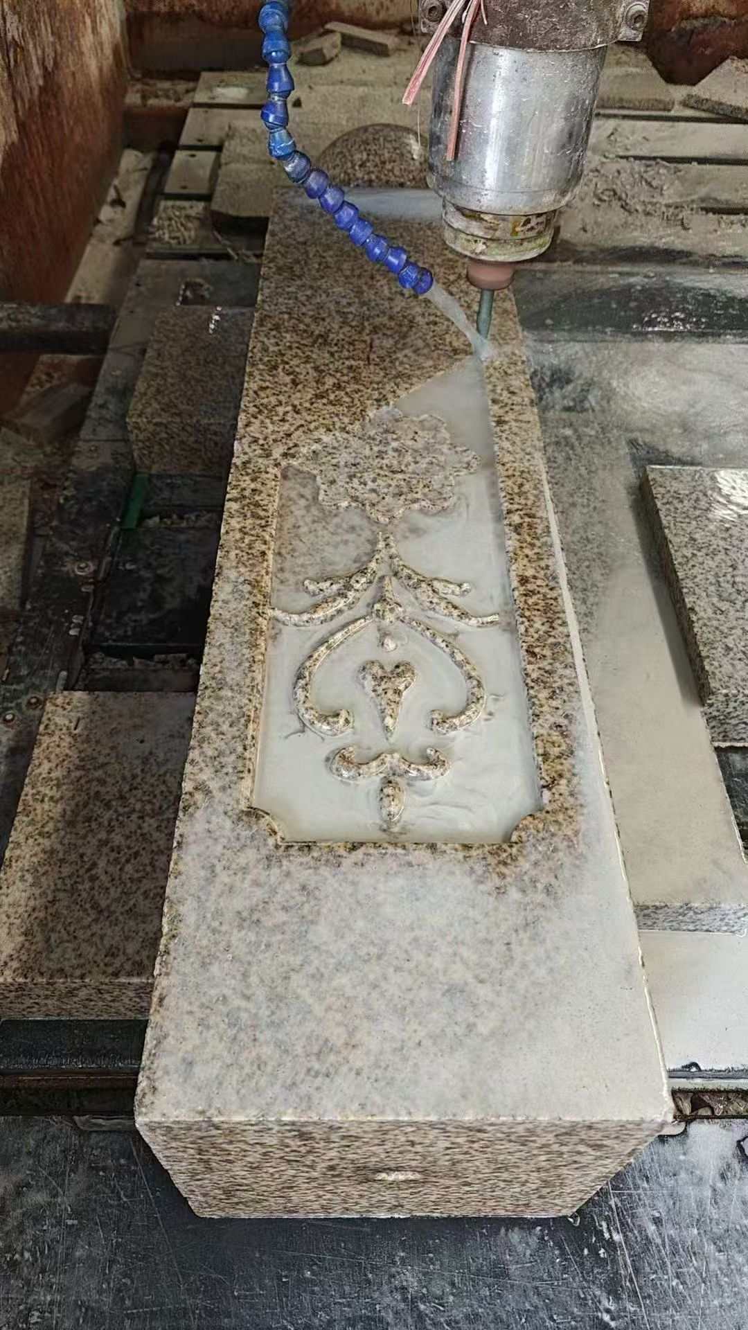 丽江 黄金麻花岗岩异形加工雕刻栏杆大柱