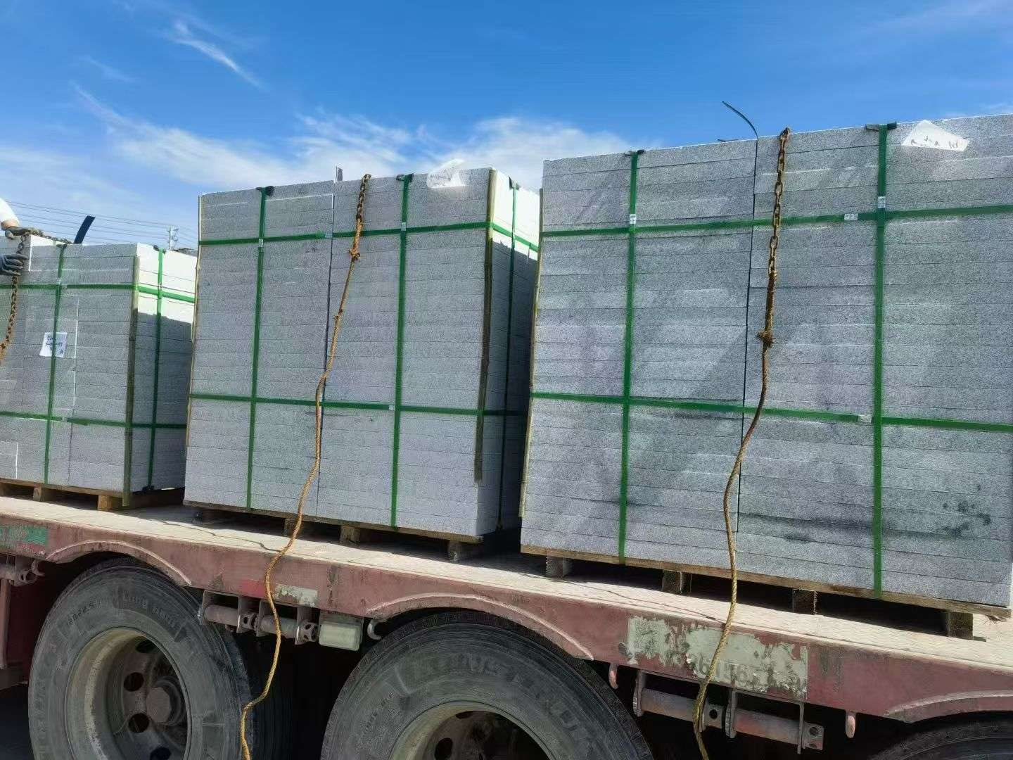 丽江 芝麻白花岗岩地铺石装车日常