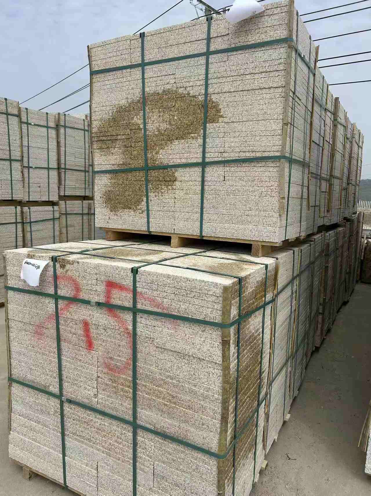 丽江 黄金麻花岗岩石材荔枝面地铺石2.5*300*600