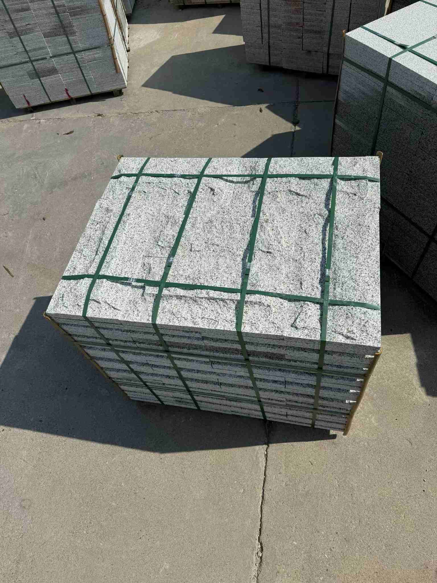 丽江 白麻花岗岩石材自然面蘑菇石成品