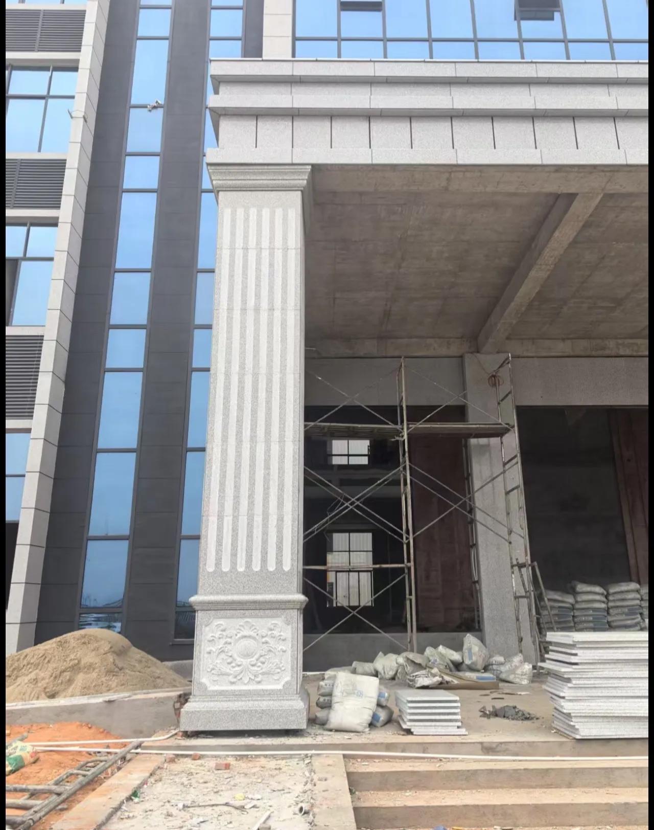 丽江 芝麻白光面花岗岩门楼大柱（罗马柱）配雕花底座