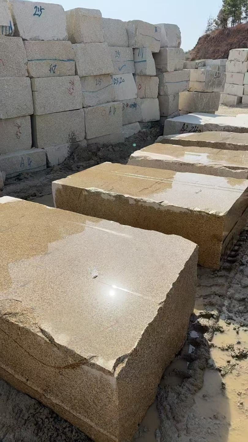 丽江 黄金麻方料堆场洗料分选中，原材料充足