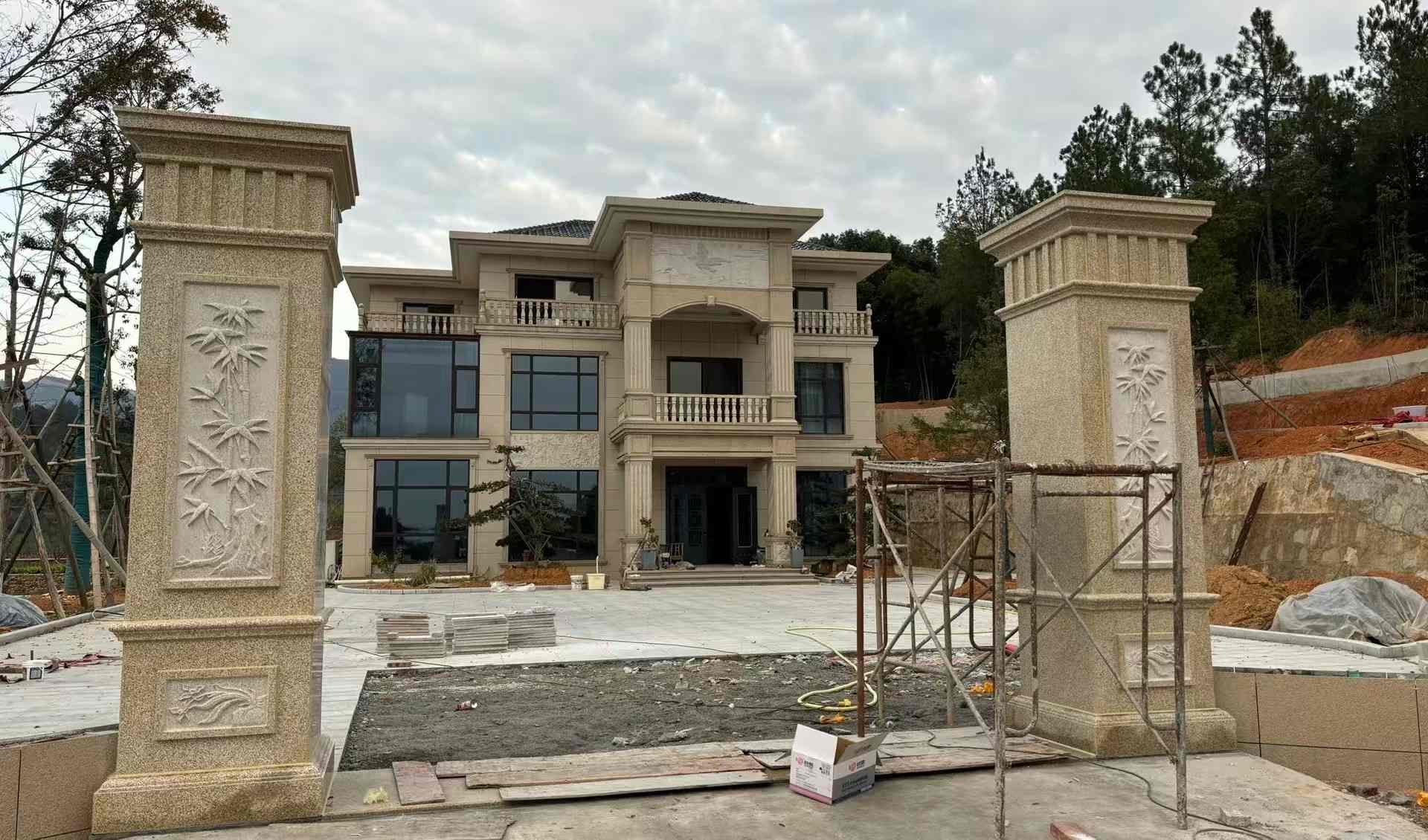 丽江 黄金麻花岗岩别墅雕花外墙干挂配上门口雕花罗马柱