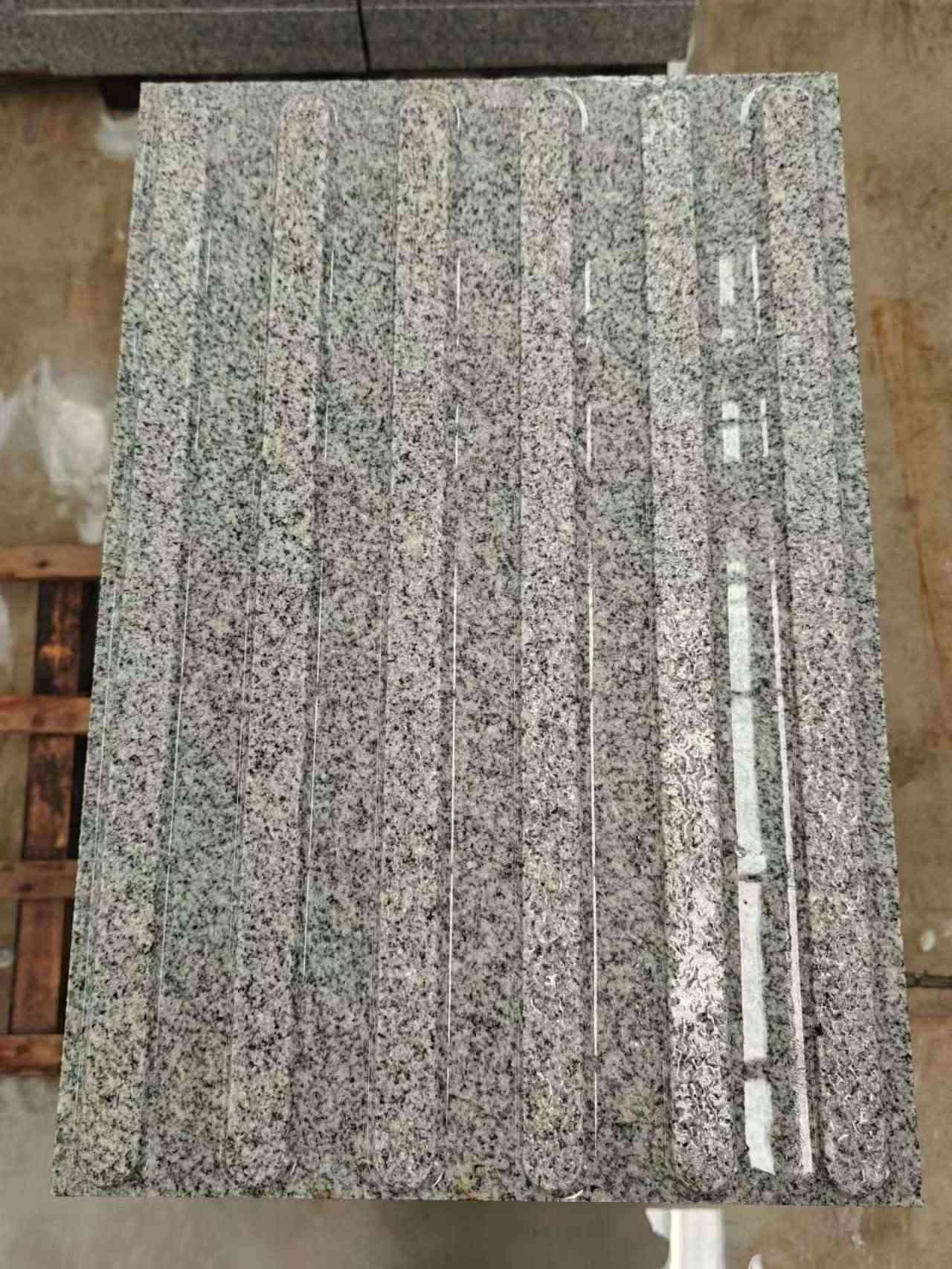 丽江 芝麻白花岗岩荔枝面雕刻盲道，盲条