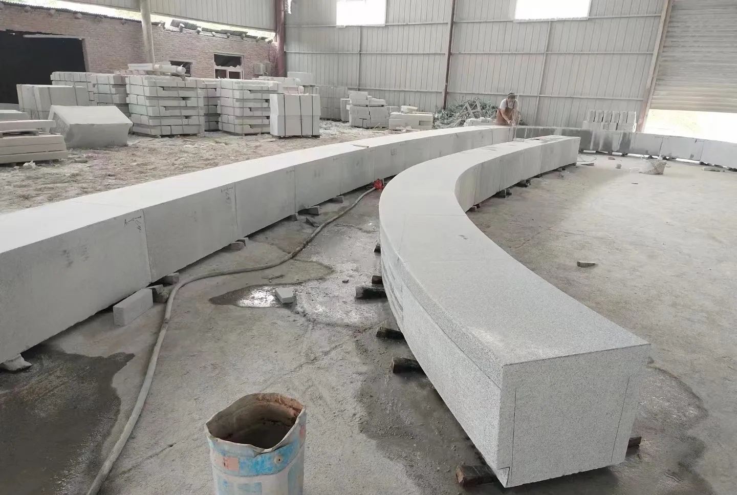 丽江芝麻白花岗岩石板材 园林光面弧形坐凳