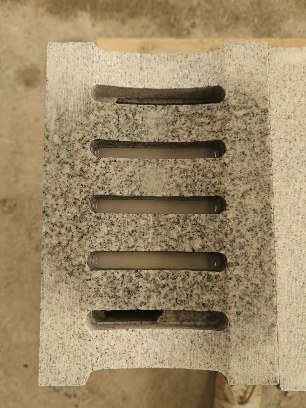 丽江 芝麻白拉丝面花岗岩U型开槽排水槽