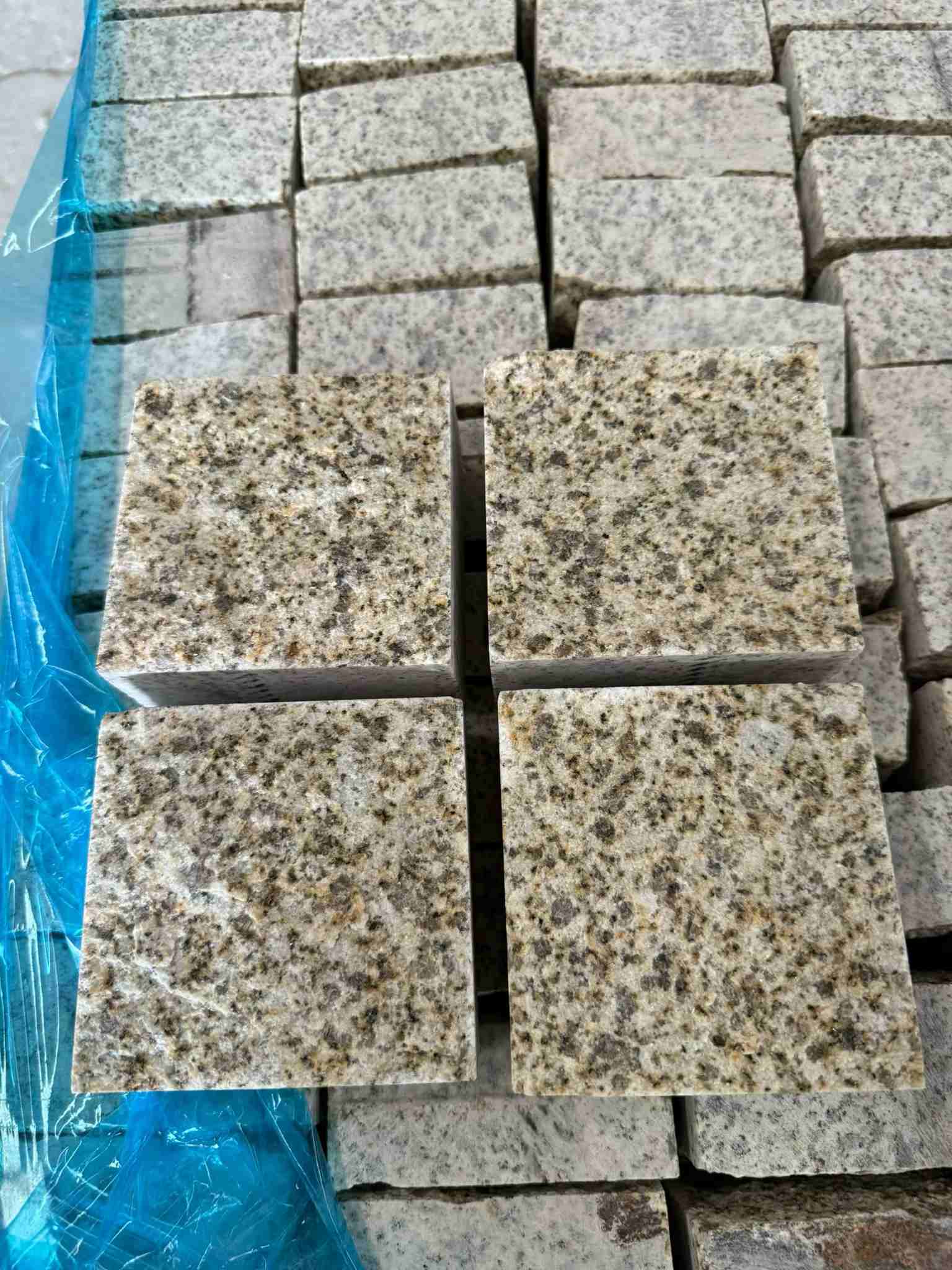 丽江 黄金麻花岗岩自然面小方块，弹石，马蹄石等