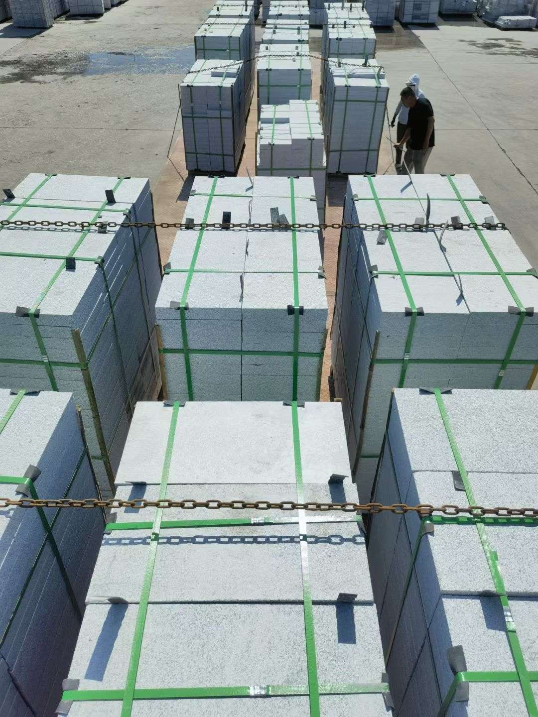 丽江 芝麻白花岗岩5公分地铺石 花岗岩厂家工厂装车日常