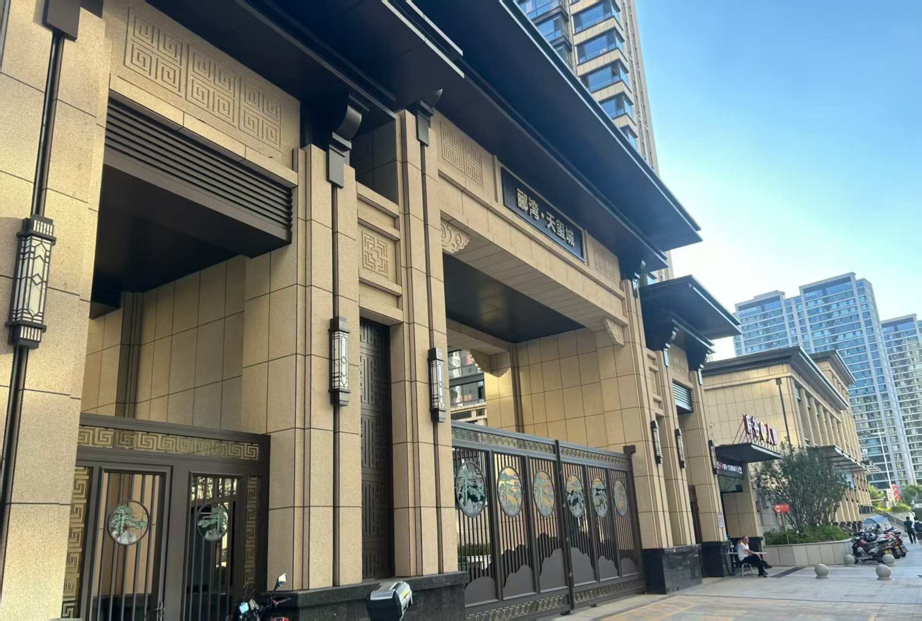 丽江 黄金麻花岗岩荔枝面小区门楼外墙干挂