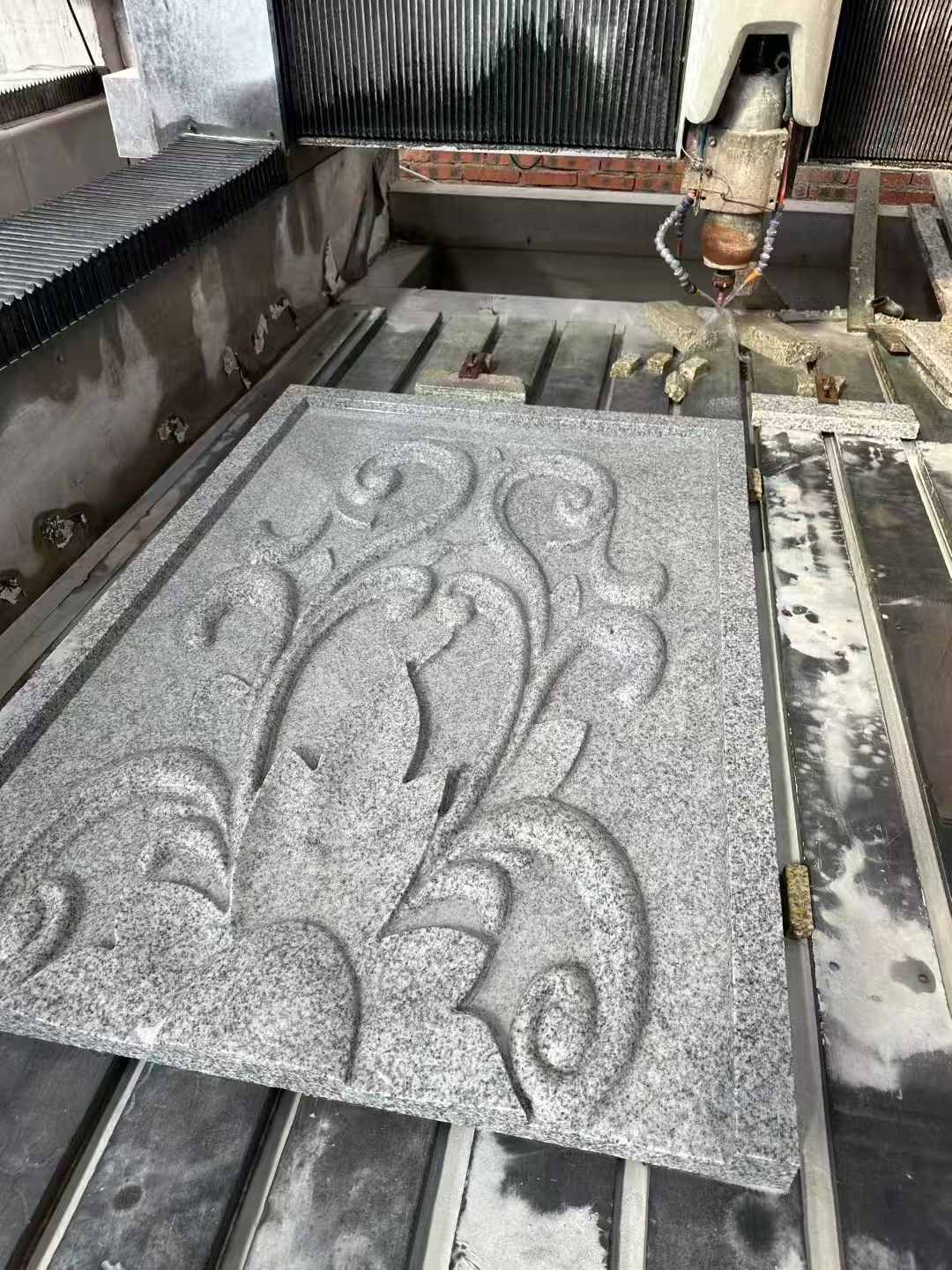 丽江 白麻别墅干挂雕花板