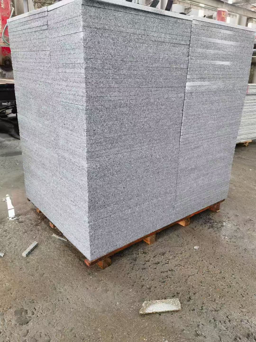 丽江 芝麻白火烧面1.8厚300*600地铺石，尺寸标准，厚薄均匀