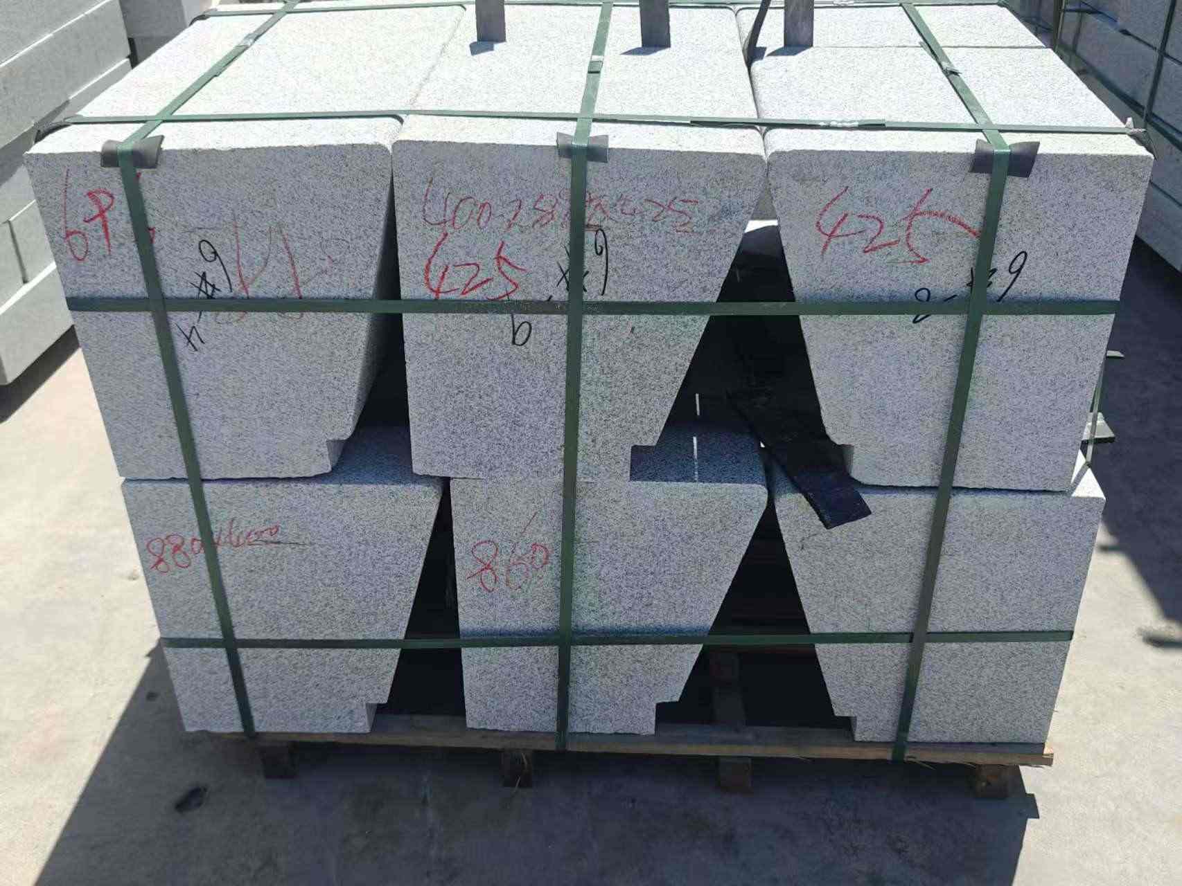 丽江 芝麻白异形坐凳，石凳