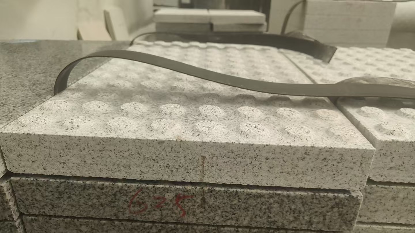 丽江 芝麻白花岗岩6.0公分荔枝面五轴加工雕刻盲点