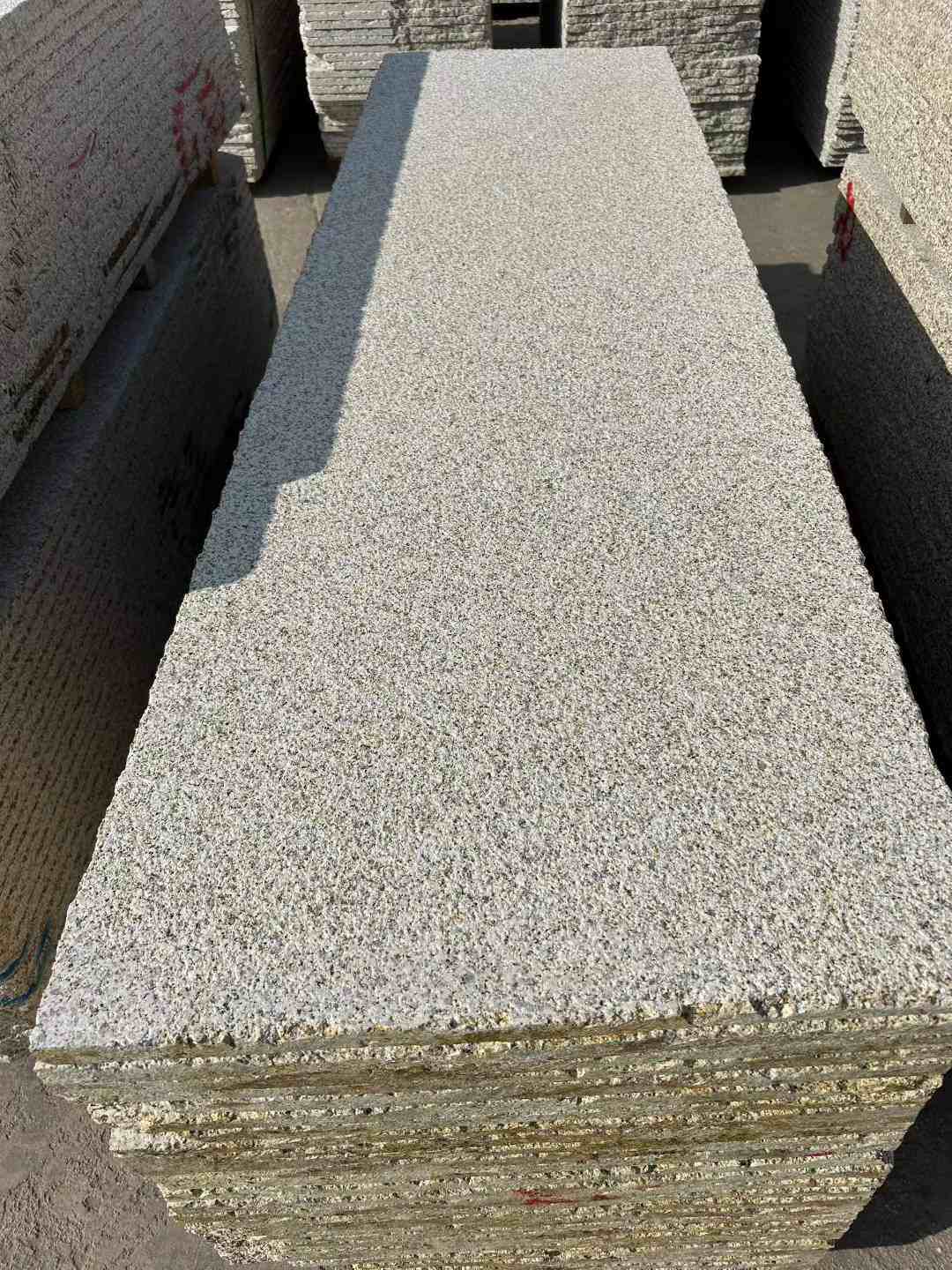 丽江 黄金麻花岗岩荔枝面毛板，半成品