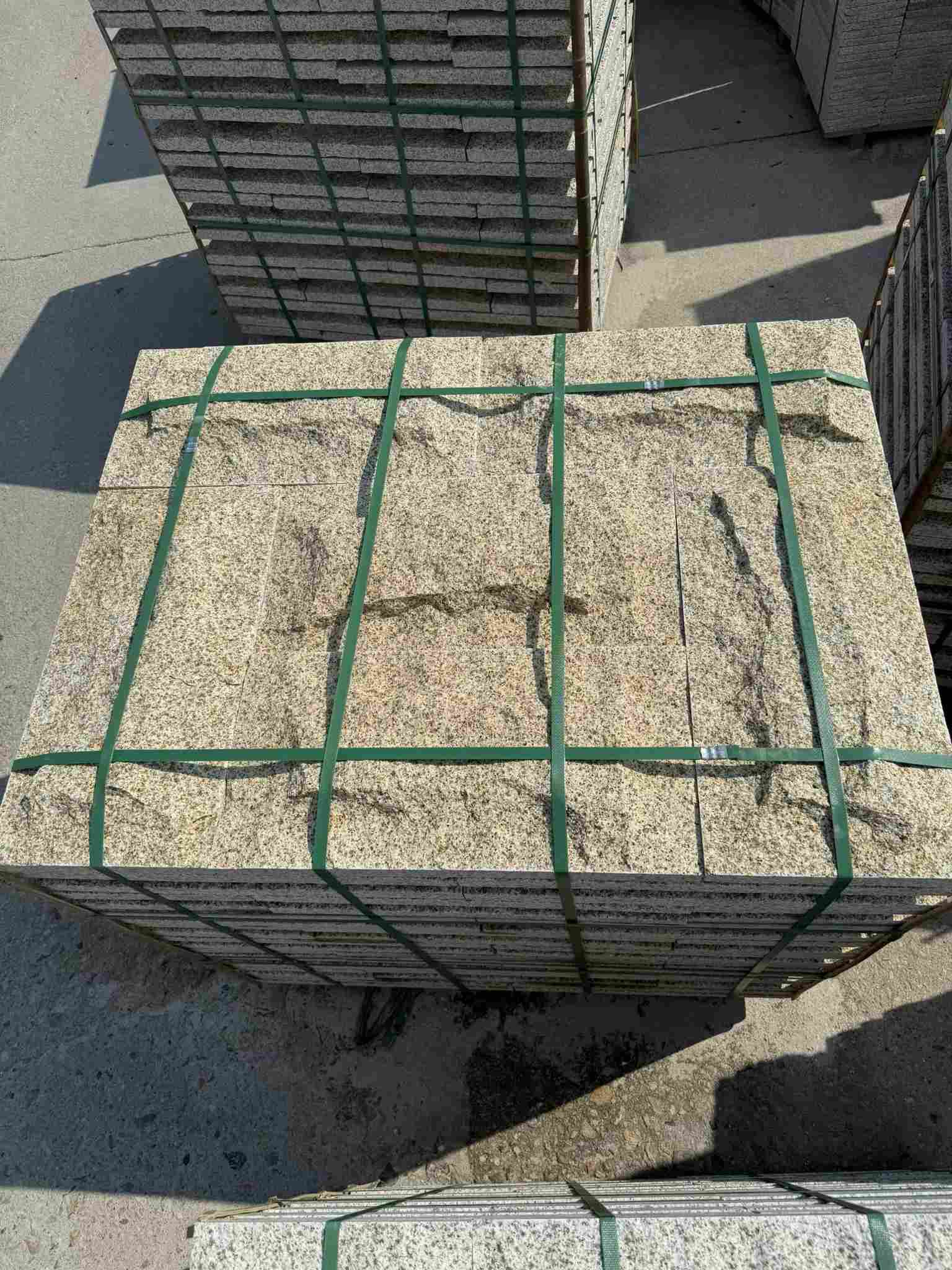 丽江 黄金麻花岗岩石材自然面蘑菇石成品