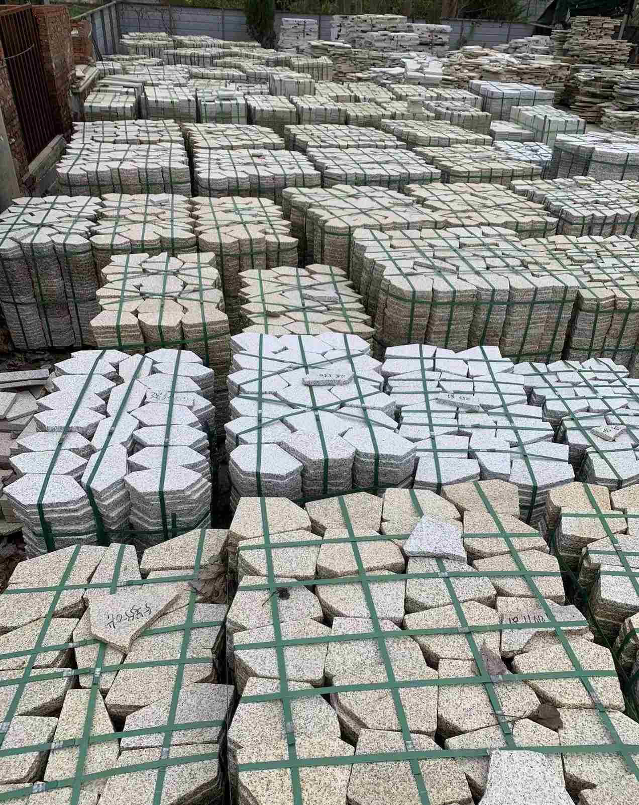 丽江 黄金麻白麻花岗岩荔枝面地铺石(冰裂纹)