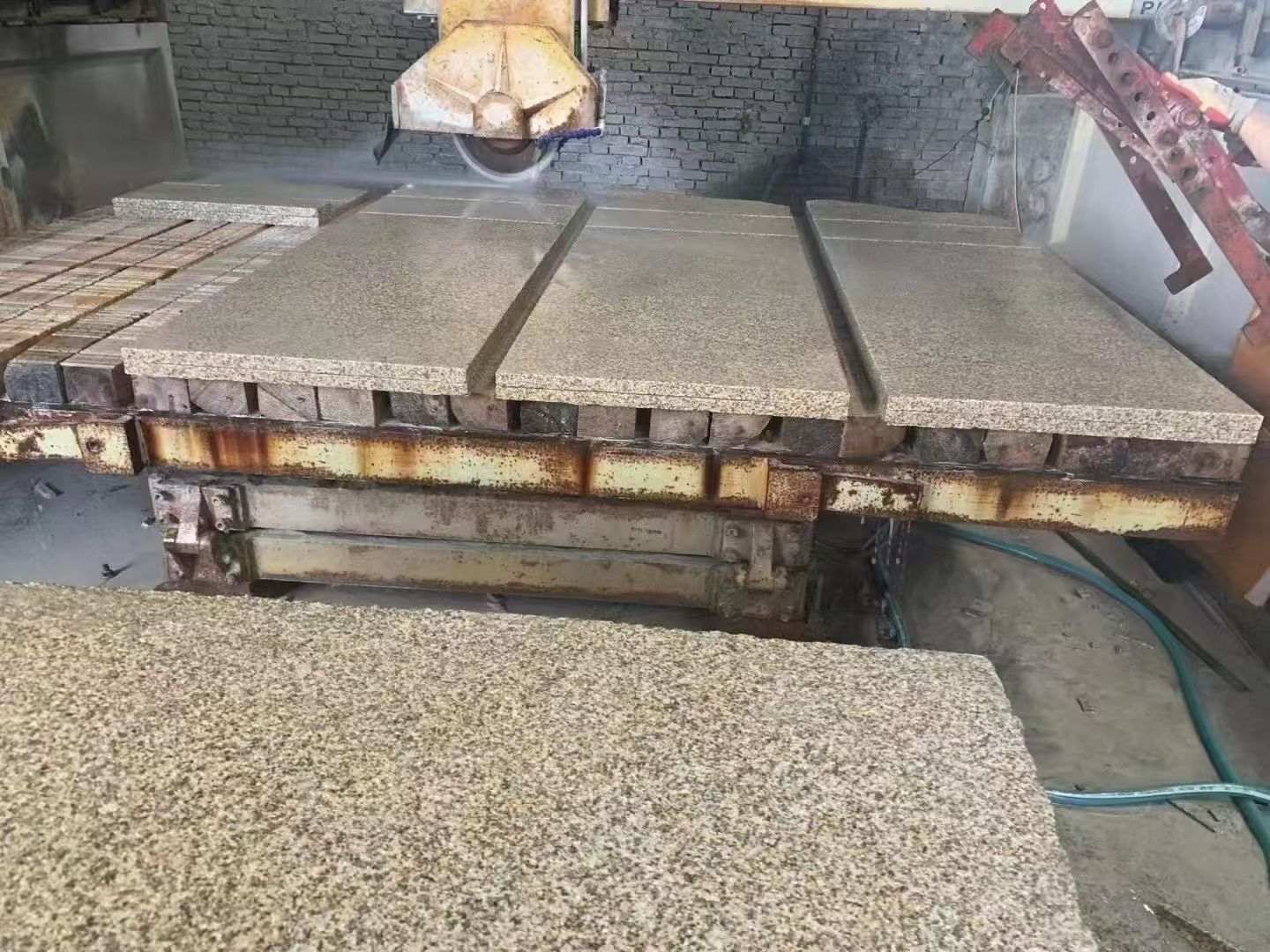 丽江 黄金麻荔枝面成品板加工