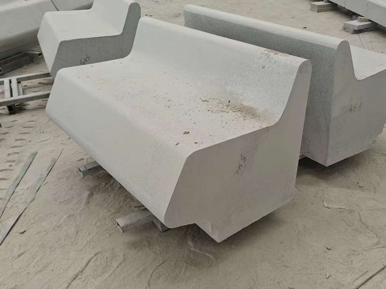 丽江 芝麻白花岗岩异形坐凳，石凳