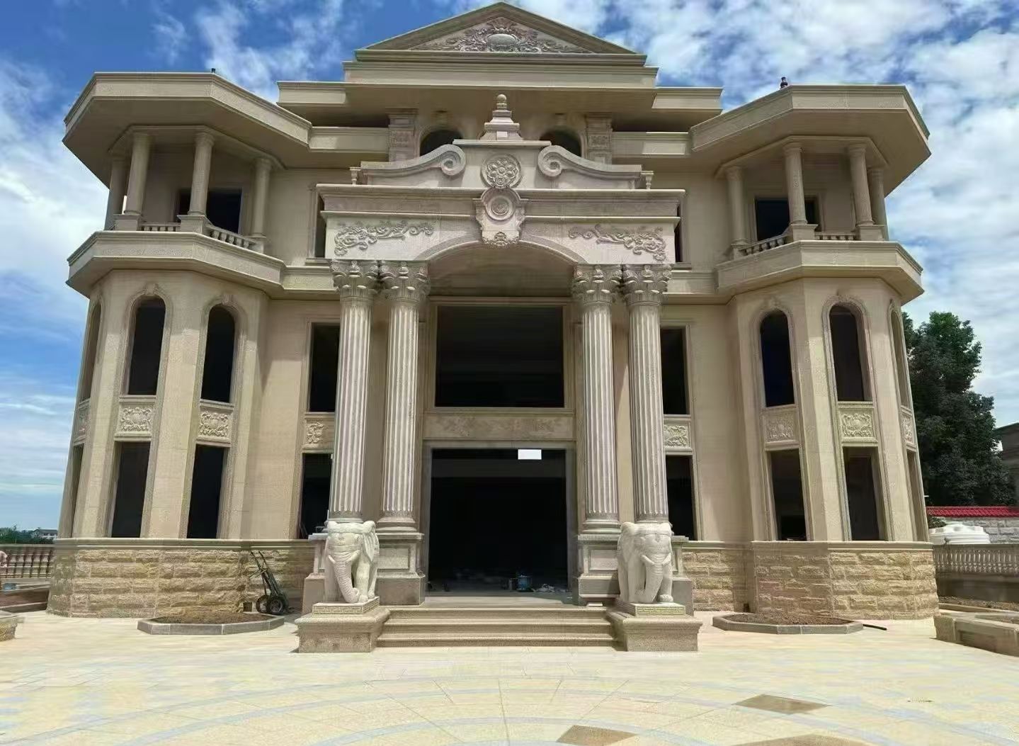 丽江 黄金麻别墅外墙干挂，大柱，大象，蘑菇石，雕花板