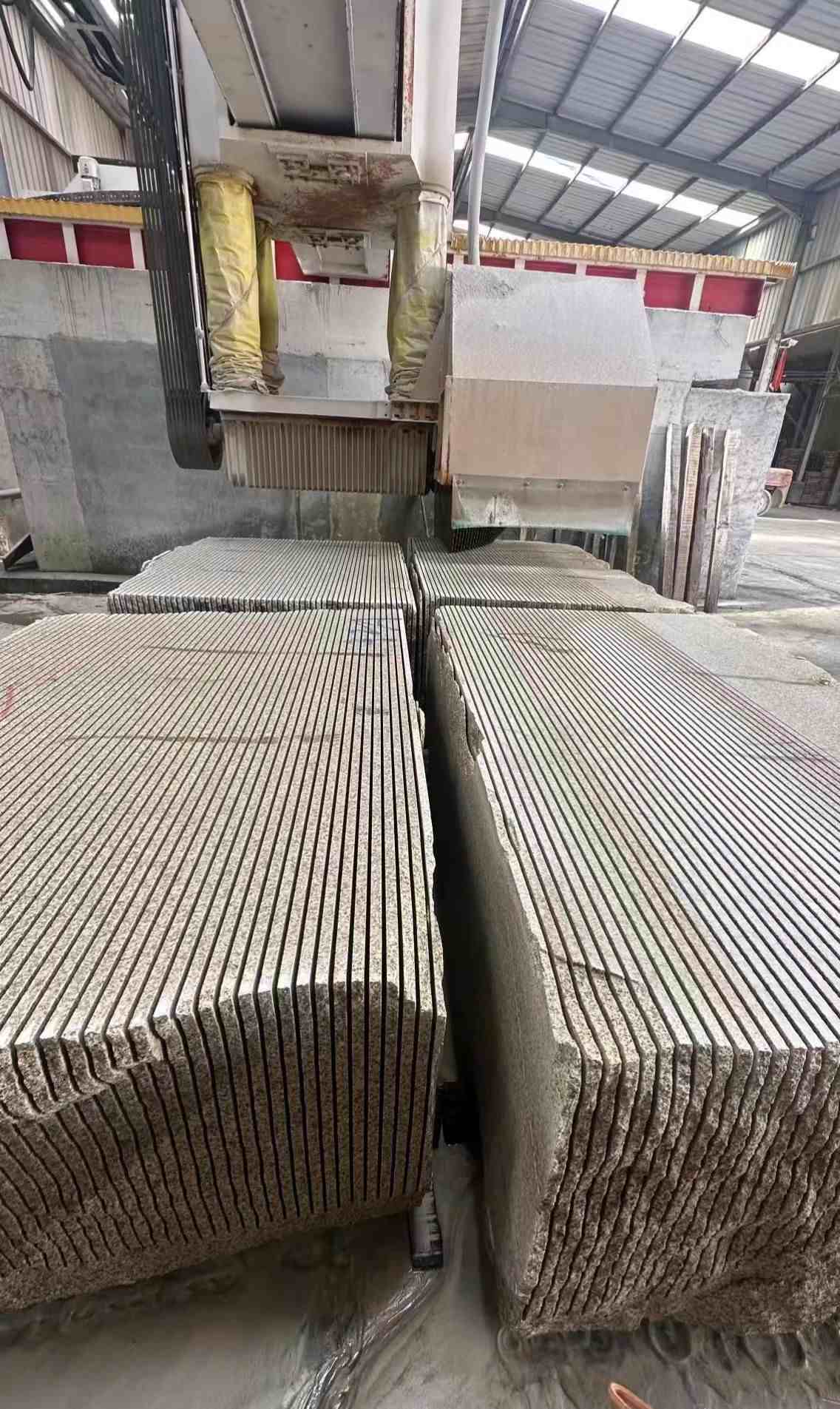 丽江 车间生产日常，黄金麻白麻花岗岩