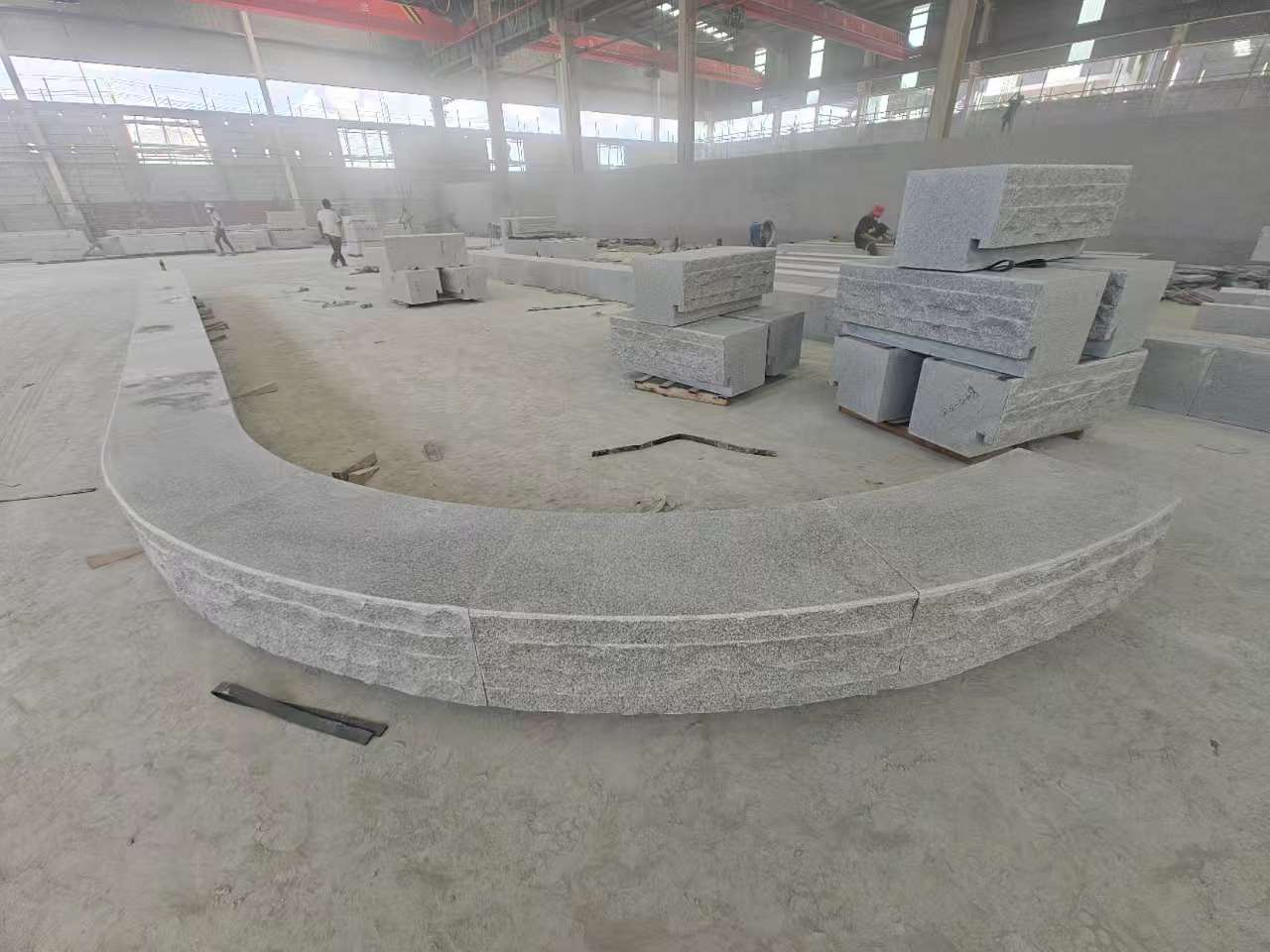 丽江 芝麻白异形坐凳，自然面光面弧形加工