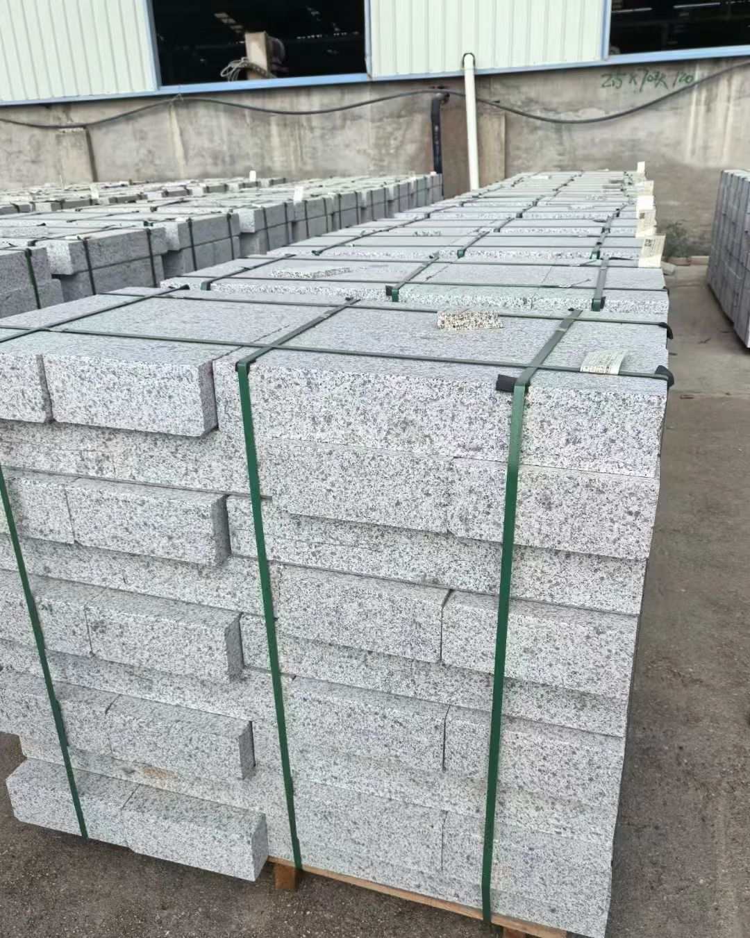 丽江 白麻花岗岩路沿石，弧形路沿石，道牙石，马路牙子，界石，路缘石，平沿石，直岩石，平缘石等