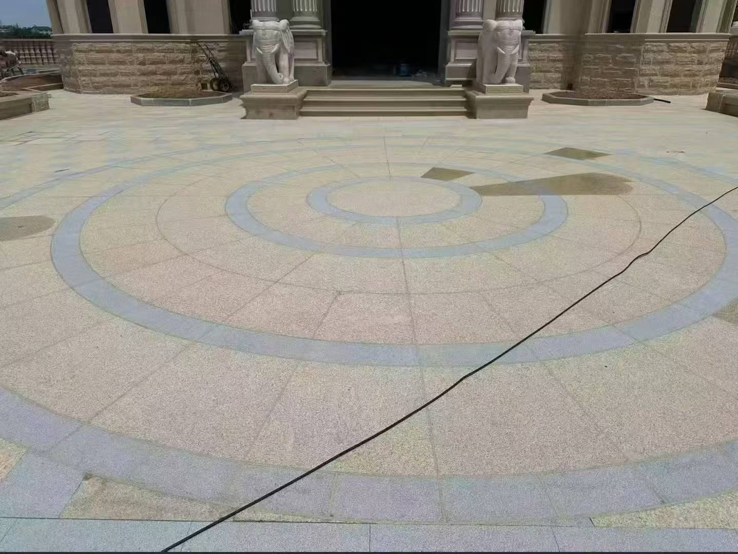 丽江 黄金麻芝麻灰花岗岩石材地铺拼接效果