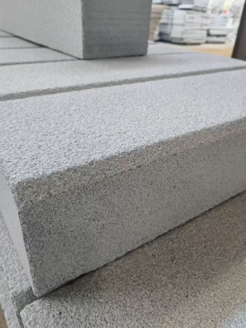 丽江 芝麻灰荔枝面路沿石